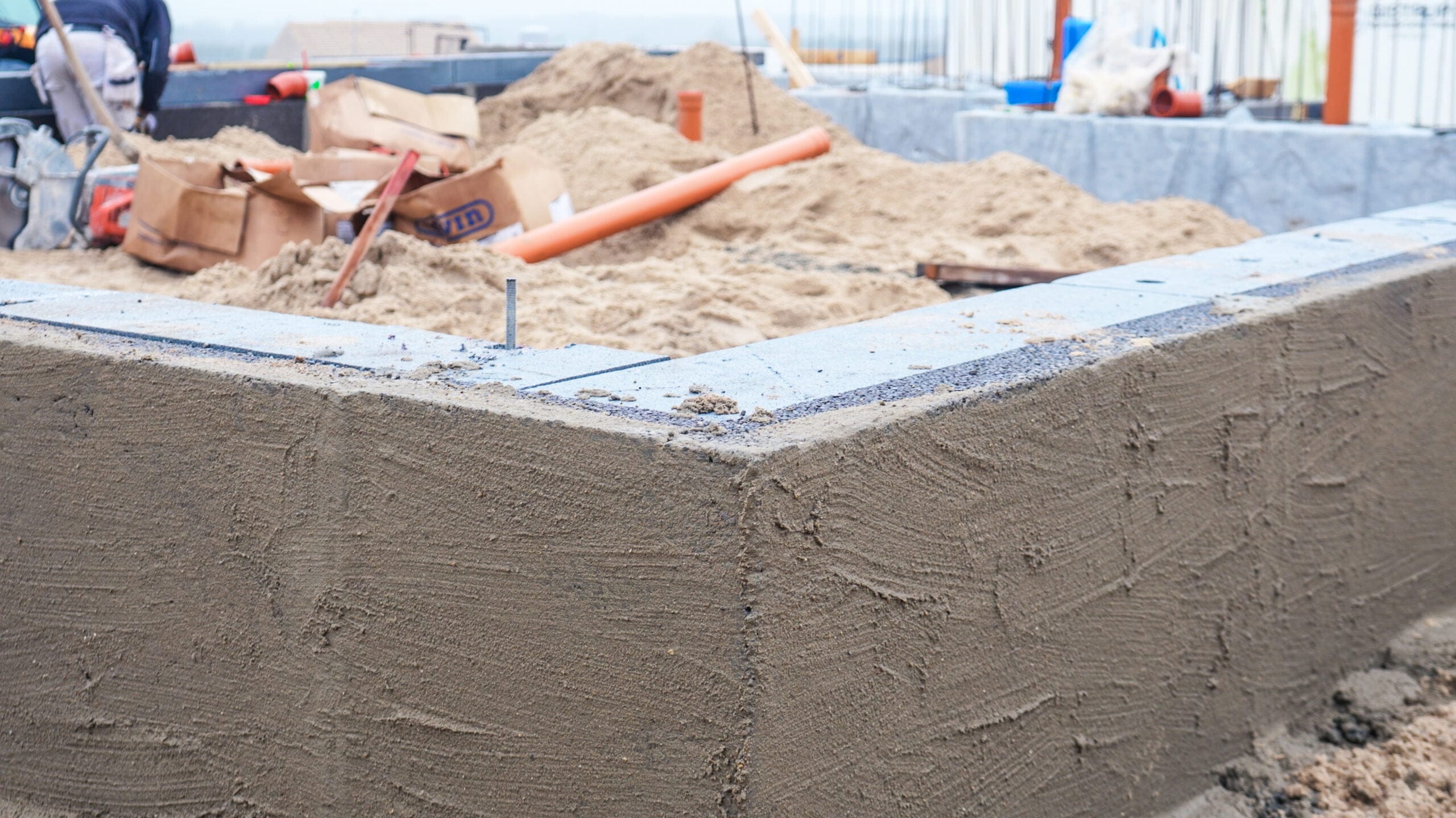 Betonfundament under opførelse på byggeplads