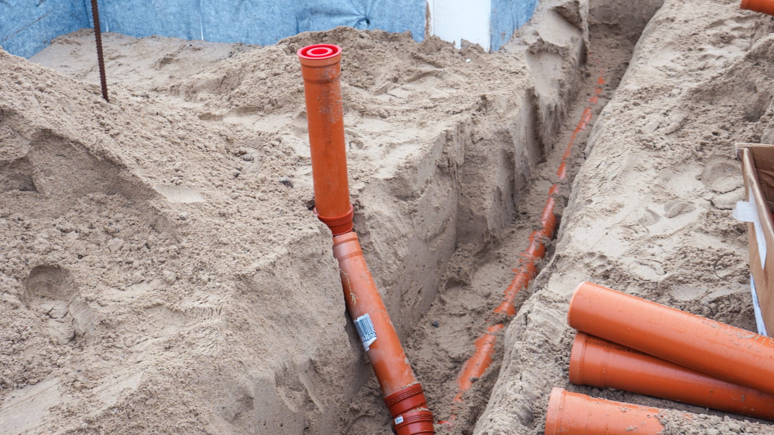 Installation af kloakrør i sandet byggetranche