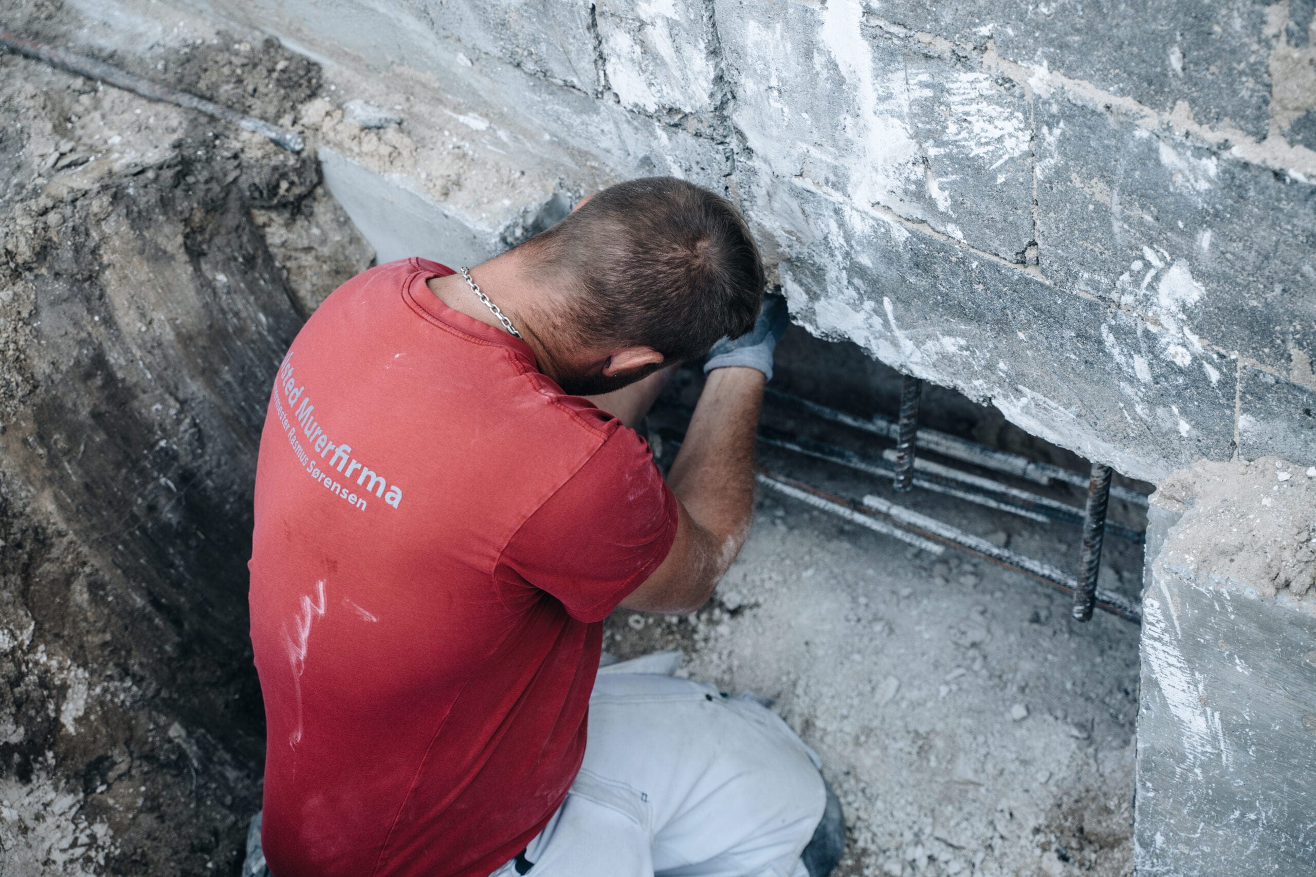Murer arbejder på betonfundament