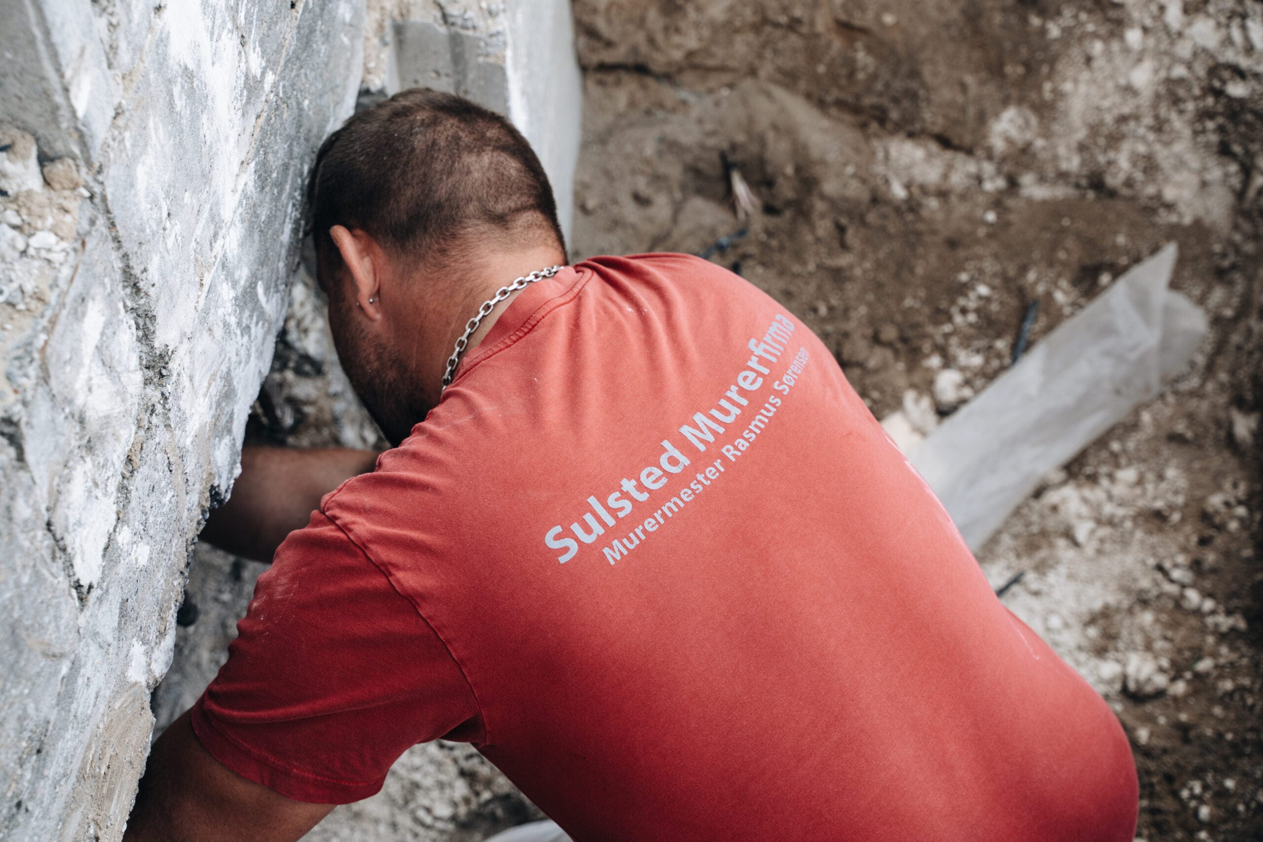 Murer arbejder på mur i byggeprojekt
