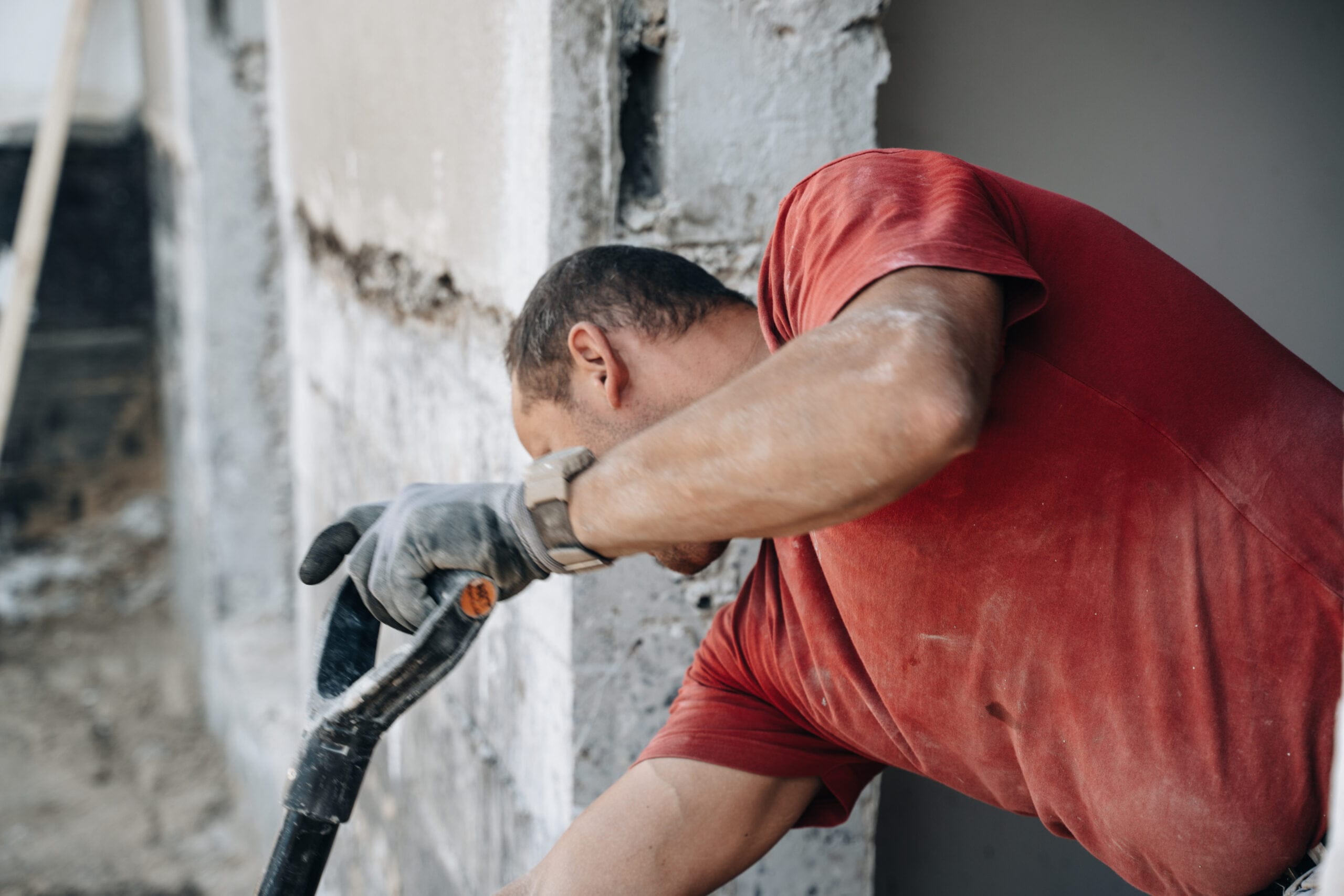Håndværker arbejder på betonmur