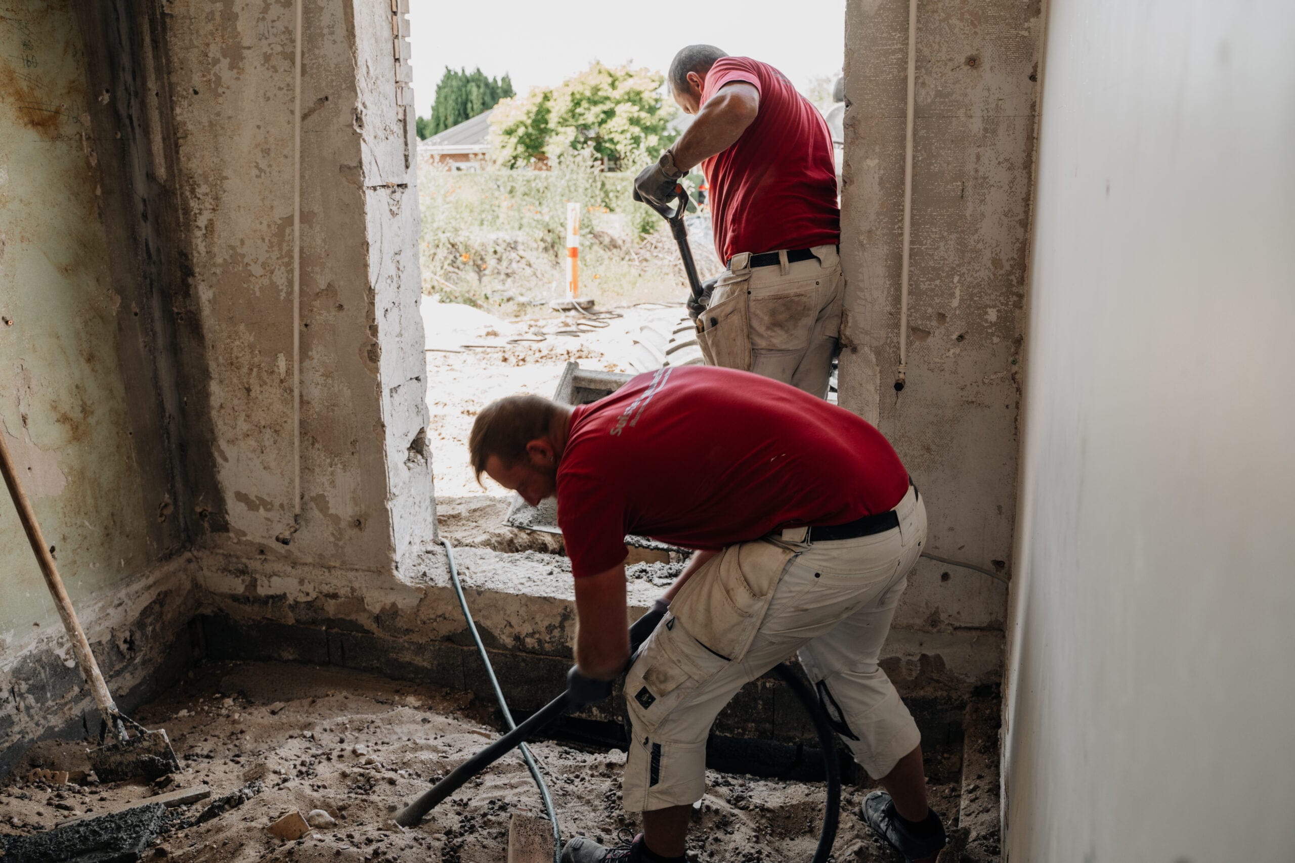 Håndværkere arbejder på bygningsrenovering