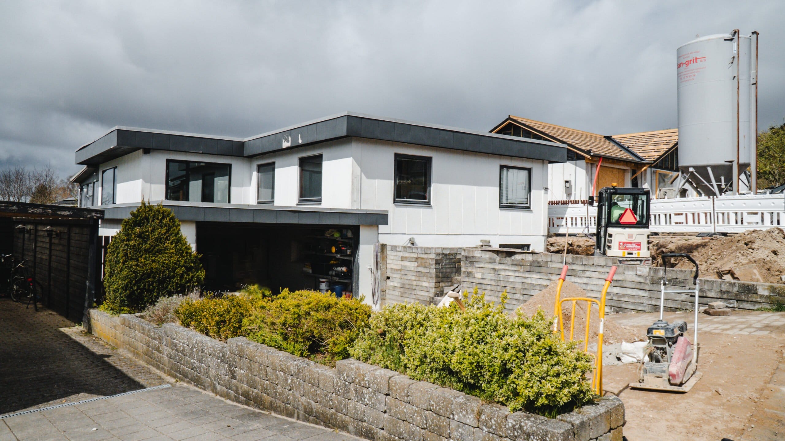 Moderne hus under renovering med byggeudstyr