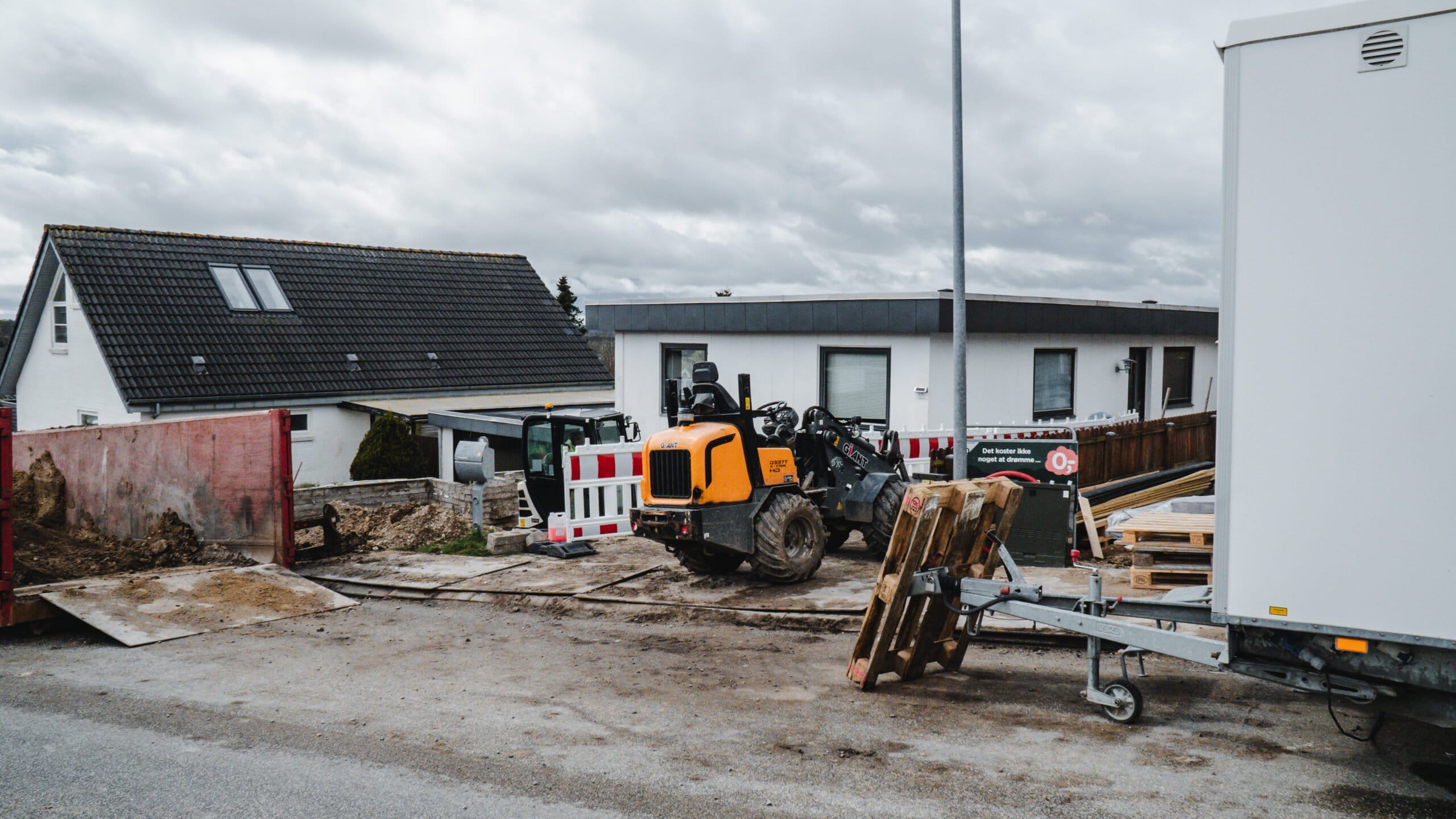 Vejarbejde foran parcelhuse i boligområde