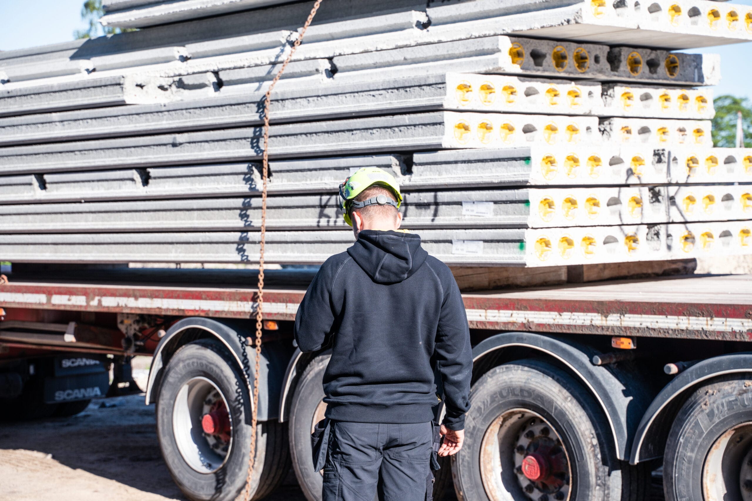 Arbejder inspicerer lastbil med betonplader