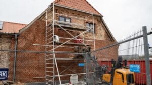 Mureren renoverer gammel murstensbygning med stillads
