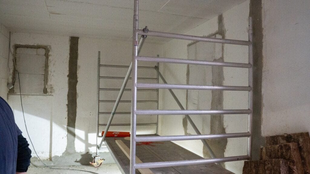 Byggeri med stillads i renoveringsrum