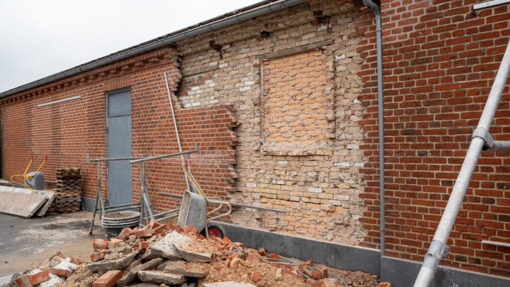 Renovering af murstensvæg på byggeplads