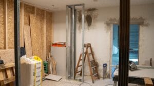 Renovering af værelse med værktøj og materialer