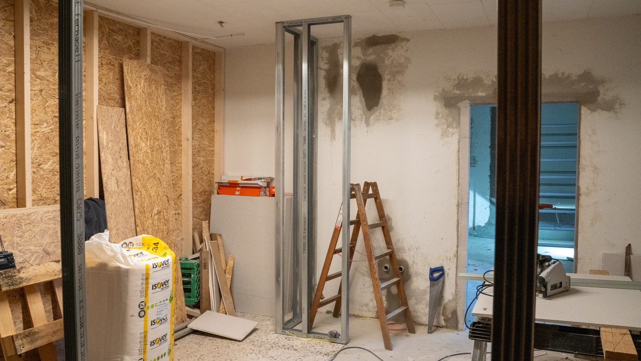 Renovering af værelse med værktøj og materialer