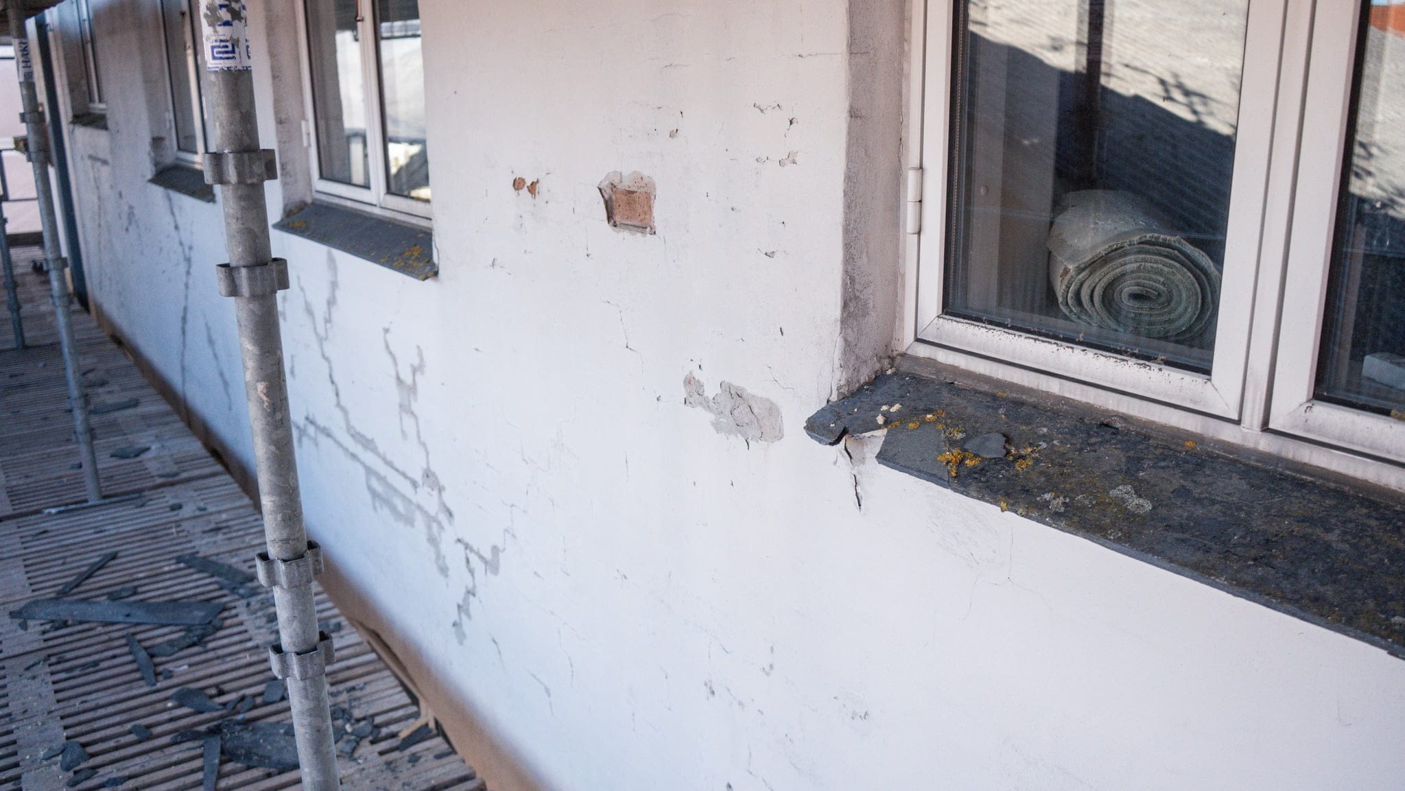 Facade med revner og skader under renovering
