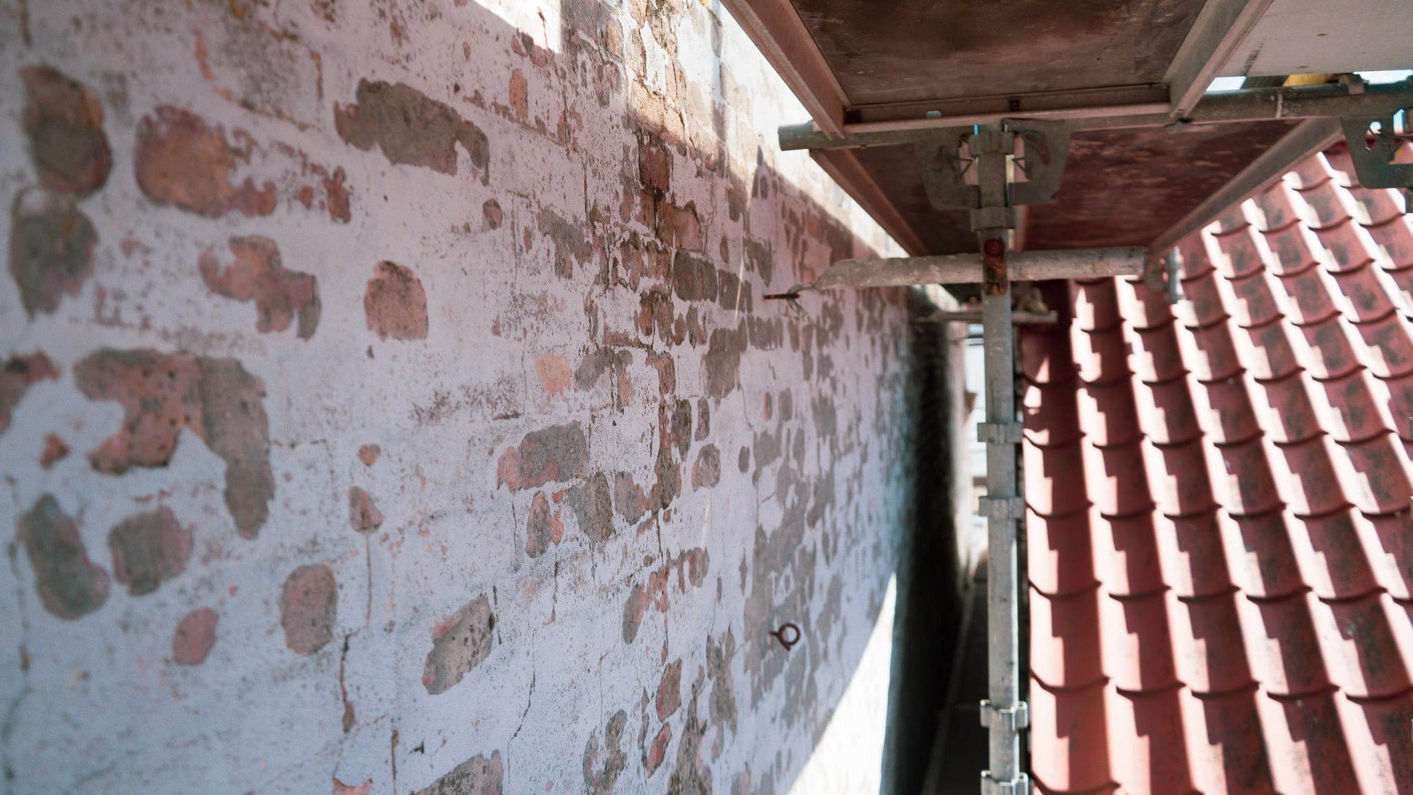 Renovering af murstensvæg og rødt tegltag