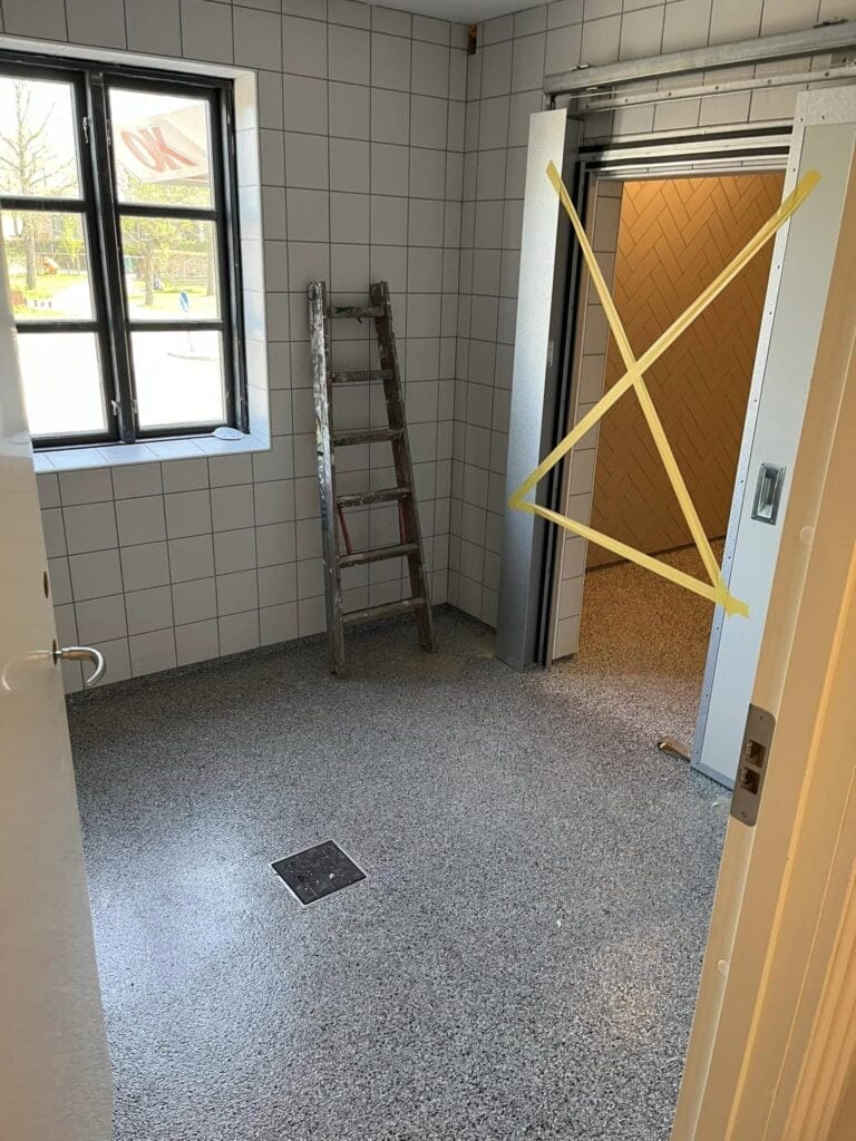 Renovering af lille rum med stige og fliser