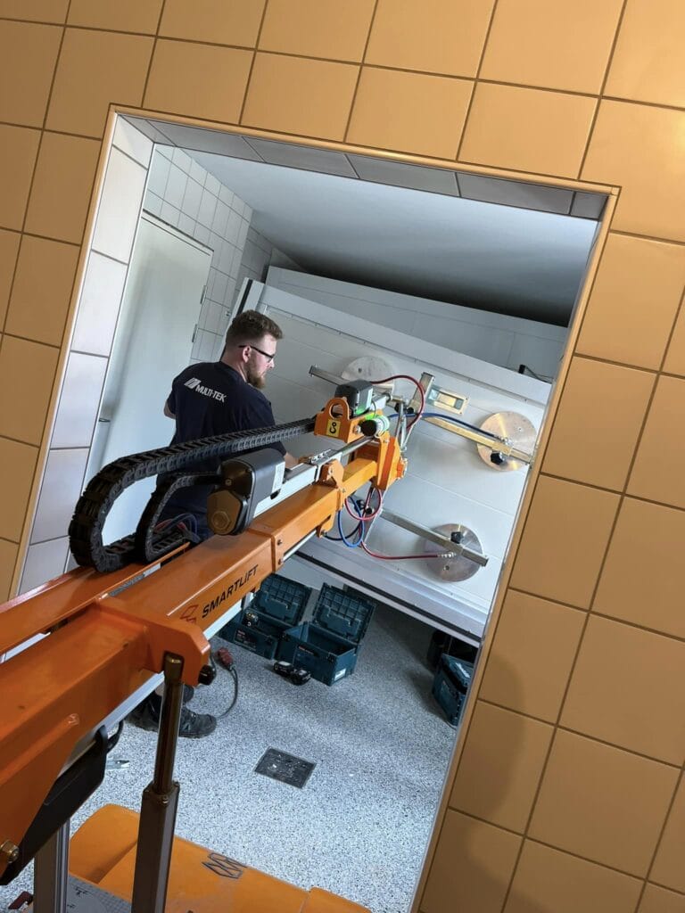 Arbejder installerer glas med Smartlift maskine