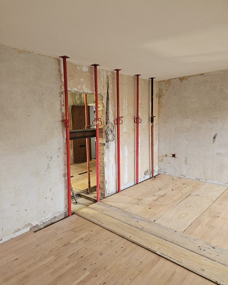 Renovering af væg med støttebjælker i hus