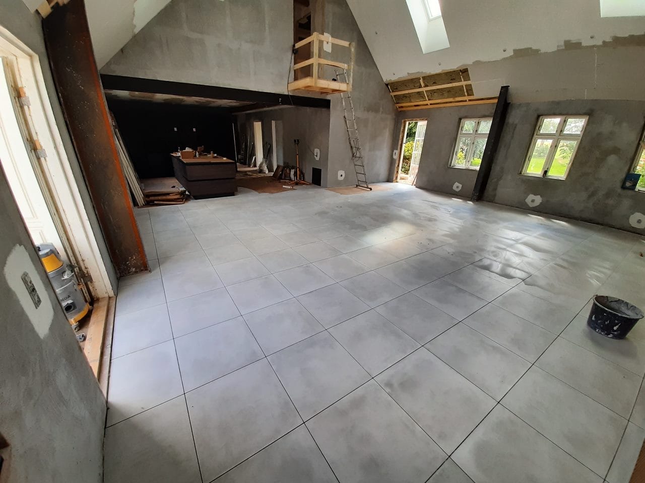 Renovering af hus med nye flisegulve