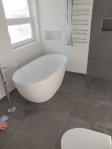 Moderne badeværelse med fritstående badekar